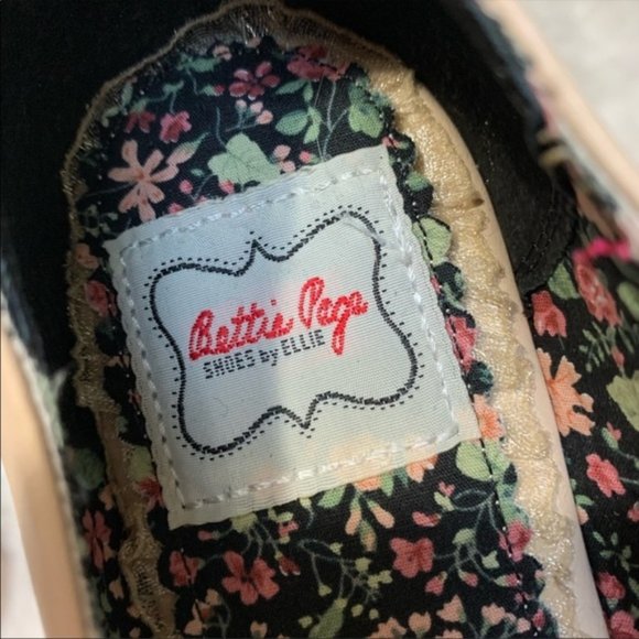 ModCloth Study Buddies Oxford Flat in Black &Cream - Picture 7 of 8